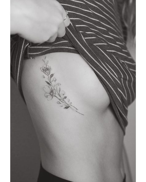 Underboob Tattoos, Flower Tattoo On Ribs, Delicate Tattoos For Women, Underboob Tattoo Designs, Rib Tattoos For Women, Underboob Tattoo, Tattoos For Women Flowers, Chest Tattoos For Women, Classy Tattoos