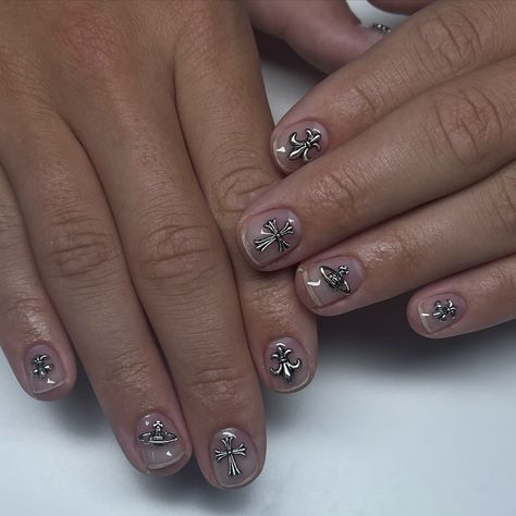 ⛓️‍💥⚔️Chrome hearts men’s mani �🩶⛓️ Set Details ❀ﹾ𓈒 Clear mani + gems 🏠📍Located in 64050 Independence, Mo 🗓️ Availability linked in linktree! ‎❀ﹾ𓈒ིུ✩ Products used: @haenails - Izemi resin 99.9 low @makartt_official - Rhinestone glue ‎—————— ⊹ ⊱ ❀ﹾ𓈒ིུ✩ ⊰ ⊹ —————— Chrome Hearts Men, Men Nail Art, Chrome Hearts Nails, Nail Art Chrome, Men Nail, Independence Mo, Mens Nails, The Heart Of Man, Silver Nails