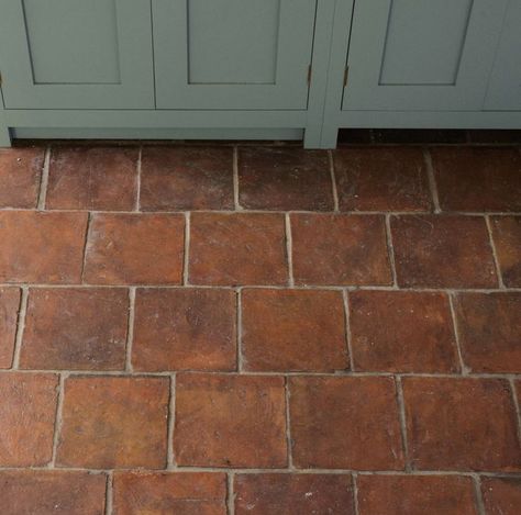 Terracotta Floor Tiles Kitchen, Kitchen With Terracotta Floor, Terracota Tile, Terracotta Tiles Kitchen, Red Tile Floor, Stone Tiles Kitchen, Stone Kitchen Floor, Floors Of Stone, Cottage Flooring