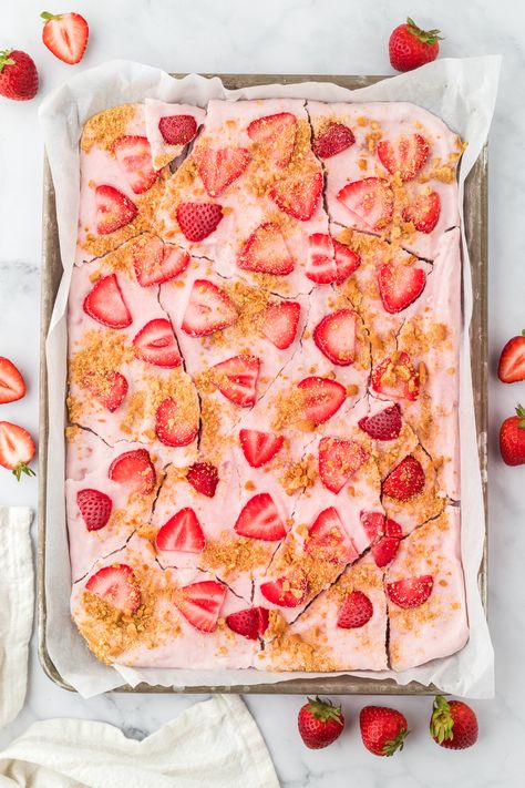 Strawberry Shortcake Frozen Yogurt Bark Frozen Yogurt Bark With Berries, Desserts Using Frozen Fruit, Recipes With Yogurt Dessert, Greek Yogurt Bars, Fruit Bars Recipe, Strawberry Yogurt Bark, Strawberry Greek Yogurt, Yogurt Bark Recipe, Strawberry Frozen Yogurt