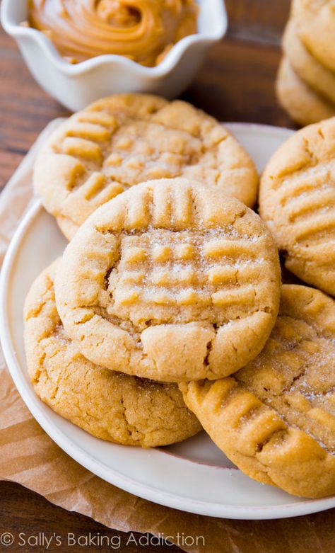 This is my favorite recipe for Classic Peanut Butter Cookies. Easy to make, easier to eat! SallysBakingAddiction.com #cookie_recipes #kid_friendly_recipes Sallys Baking, Classic Peanut Butter Cookies, Crumpets, Peanut Butter Recipes, Homemade Cookies, Yummy Sweets, Peanut Butter Cookies, Yummy Cookies, Holiday Baking