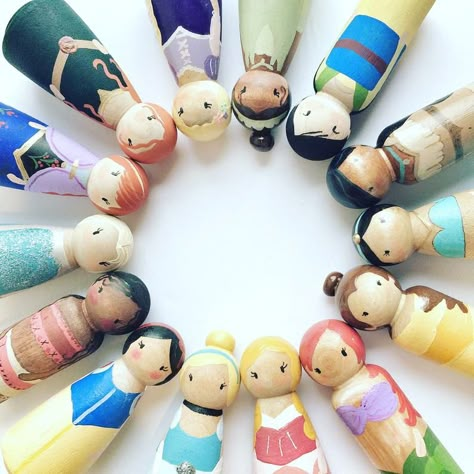 Wooden peg princess dolls Princess Peg Dolls, Elsa And Anna Dolls, Peg People Ideas, Peg Doll Ideas, Dolly Pegs, Wooden People, Quiet Toys, Wood Peg Dolls, Disney Princess Dolls