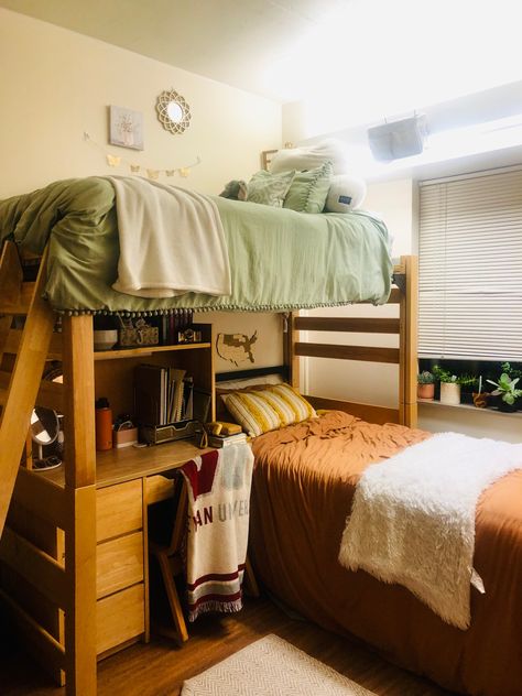 College Dorm Room Ideas For 2 People, Dorm Room With One Lofted Bed, Triple Occupancy Dorm, College Room Setup, Bunk Beds Dorm Room, Bunked Dorm Beds Ideas, Dorm Bed Layout, Dorm Room Bunk Beds Layout, Dorm Room With Bunk Beds