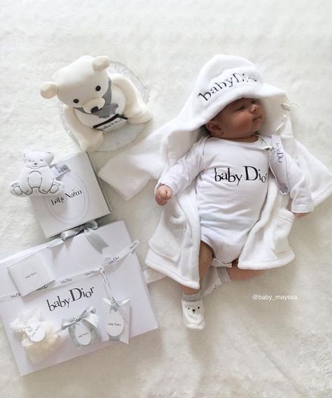 Baby Dior <3 Newborn #newbabygift #newmomgift #newbornoutfits #babyphotoprops #royalbabies #royalbabyfashion #babygirlfashion #cambridgesducshess #velvetonesie #babyromper #babyromperset #pinkbabyonesie Luxury Baby Clothes, Luxe Baby, Luxury Baby Gifts, Baby Wishlist, Baby Dior, Gucci Baby, Style Birthday, Baby Swag, Baby Boutique Clothing