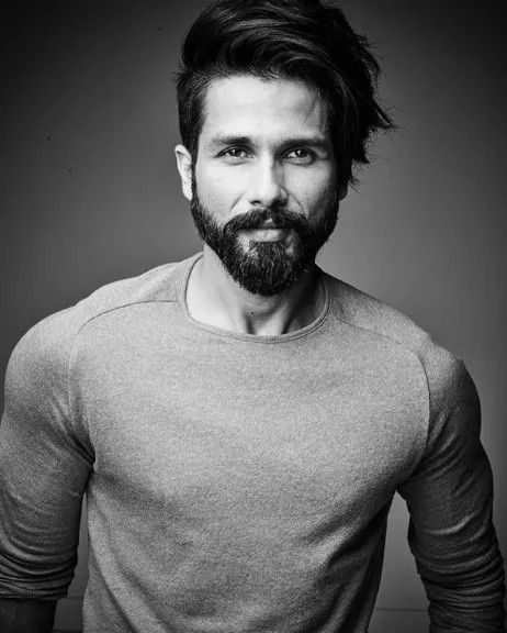 Shahid Kapoor Shahid Kapoor Hairstyle, Beard Growth Kit, Mens Hairstyles With Beard, Gents Hair Style, Mens Hairstyles Thick Hair, Mens Photoshoot Poses, Bollywood Hairstyles, Shahid Kapoor, Men Haircut Styles