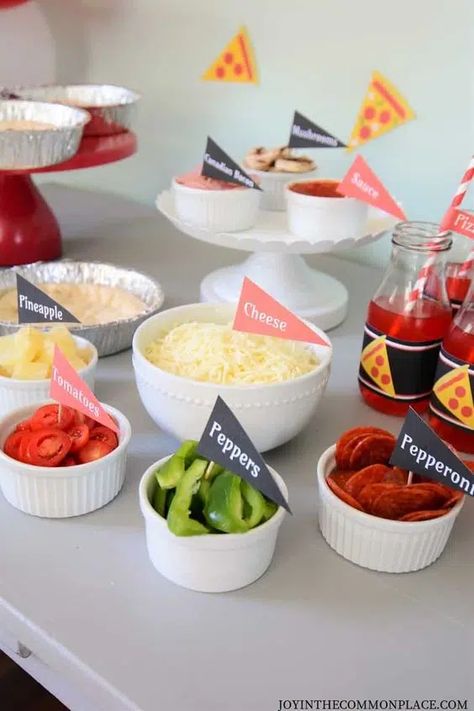 Simple Pizza Toppings, Make Your Own Pizza Party, Pizza Bar Party, Pizza Party Ideas, Pizza Dinner Party, Pizza Banner, Pizza Party Decorations, Kids Pizza Party, Pizza Station