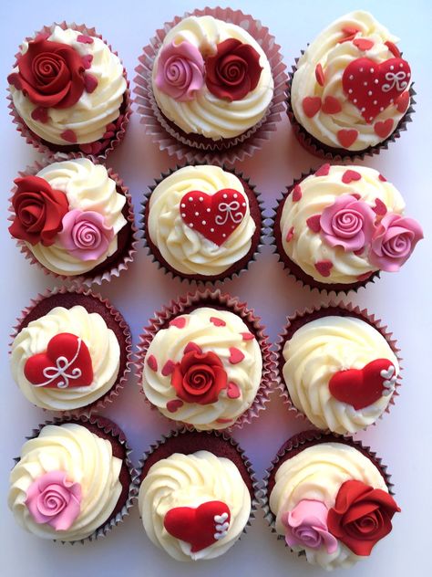 Valentine Red Velvet Cupcakes, Red Velvet Cupcakes For Birthday, Cupcake For Valentines Day, Red Cupcakes Decoration, Red Velvet Cupcake Decorating Ideas, Red Velvet Cupcakes Aesthetic, Red Velvet Cupcakes Decoration, Valentine Cupcakes Ideas, Valentine Cupcake Decorating Ideas