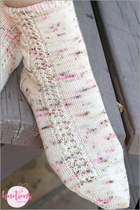 Knitted Socks Free Pattern, Simple Lace, Hand Knit Socks, Sock Knitting Patterns, Crochet Socks, Lace Socks, Sock Patterns, Circular Knitting, Knitting Charts