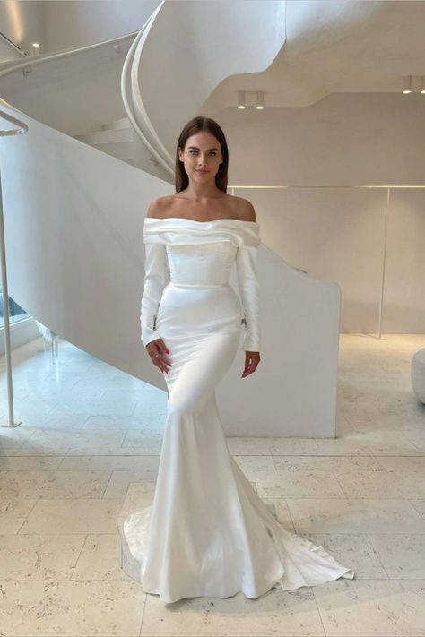 Love this mermaid silk satin wedding gown, off the shoulder with long sleeves ! Satin Mermaid Wedding Dress, Simple Satin, Long Wedding Dress, Long Wedding Dresses, Wedding Dresses Simple, Looks Vintage, Mermaid Wedding, Pregnant Women, Boat Neck