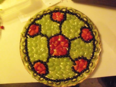 Soccer Ball Fruit Pizza Soccer Fruit Tray, Soccer Mom Snacks, Ideas With Strawberries, Mom Snacks, Soccer Theme Party, Fruit Pizzas, Football Foods, Creative Pizza, Kids Fruit