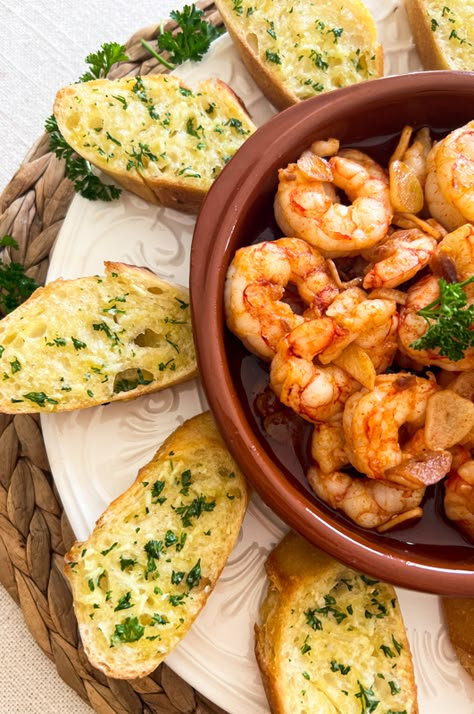 Spanish Garlic Shrimp + Garlic Toast = The PERFECT Tapas Night In Spanish Garlic Shrimp, Garlic Toast Recipe, Tapas Night, Spanish Dinner, Tapas Dinner, Tapas Party, Garlic Toast, Tapas Menu, Tapas Dishes