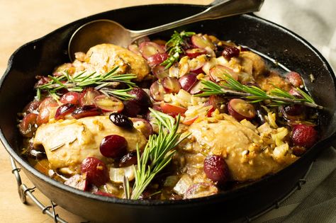 Roasted Grape Chicken Thighs - Wendi's AIP Kitchen Grape Chicken, Aip Dinners, Wahls Diet, Aip Chicken, Gf Dinners, Paleo Entrees, Roasted Grapes, Gf Dinner, Allergy Recipes