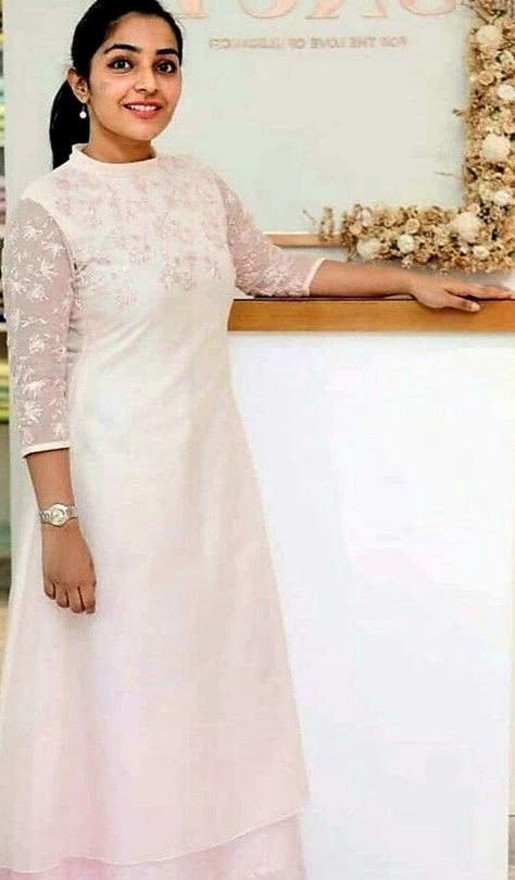 New Churidhar Models For Wedding, Organza Aline Kurti, Aline Churidhar Designs, White Kurtis For Women, Churidhar Models For Wedding, Off White Churidar Designs, White Kurthi Ideas, White Churidar Designs, Organza Churidar Designs