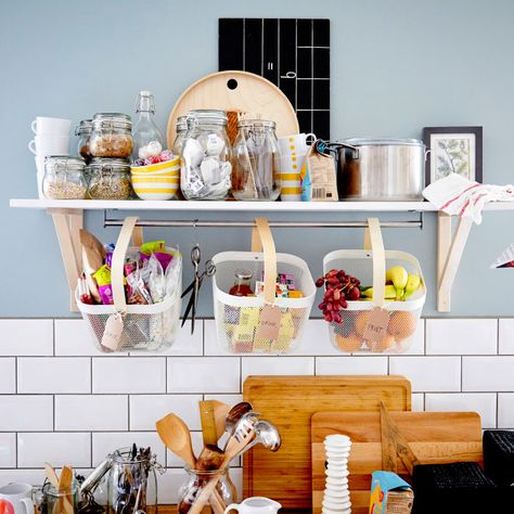 A wall shelf and three baskets filled with containers of dry food and fruit. Dapur Ikea, Farm Kitchen Decor, Apartment Loft, Micro Apartment, Kitchen Modular, Modular Kitchen Designs, Ikea Kitchen, Ikea Hack, A Kitchen