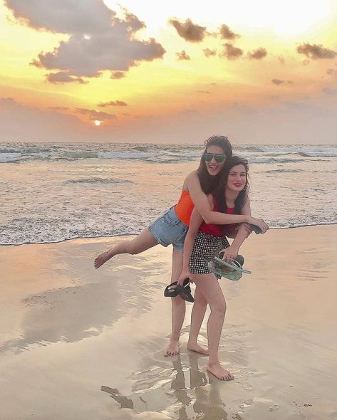 Photo Poses For Instagram, Poses For The Beach, Luka Chuppi, The Beach With Friends, Beach With Friends, Poses For Instagram, Cute Photo Poses, Sisters Photoshoot Poses, Travel Pose