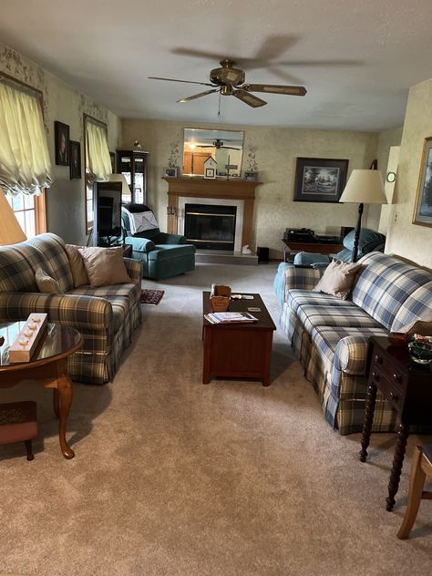 Grandpa Living Room, Old Living Room Vintage, Plain Living Room, 1990s Interior, Grandparents Living Room, 90s American House Interior, 1990s Apartment Interior, 80s Suburban Home, Suburban House Living Room