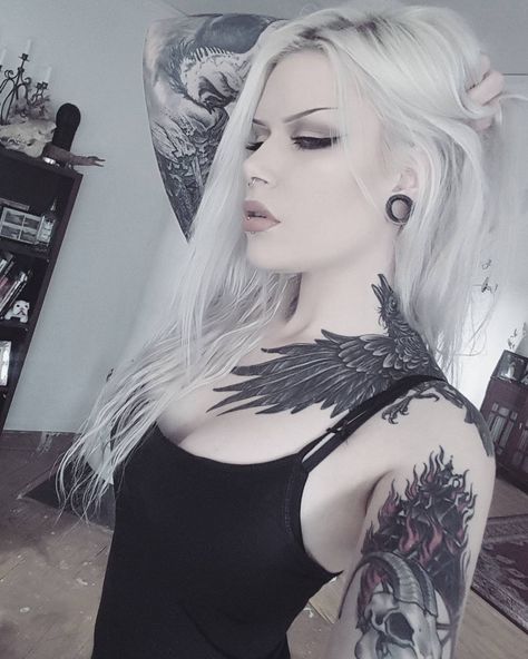 Mutterschaft Tattoos, Punk Girls, Goth Tattoo, Aesthetic Tattoos, Goth Model, Gothic Tattoo, Tattoo Girls, Goth Beauty, Hot Tattoos