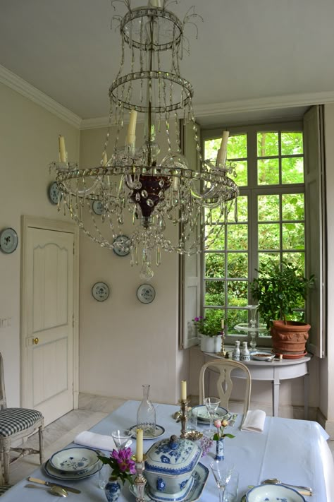 dining room Alabama Room, Gustavian Interiors, Belgian Pearls, Distressed Wood Wall, Shabby Chic Dining Room, Swedish Interiors, Style Dining Room, Rustic Wood Furniture, Gustavian Style