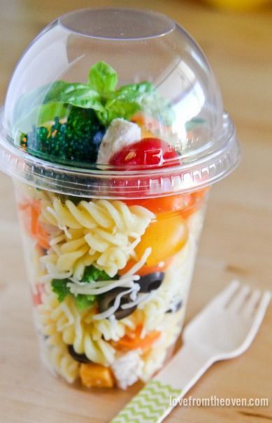 On-the-go Pasta Salad Containers are the perfect idea for picnic entertaining this summer. Beach Snacks, Lifestyle Advice, Resep Salad, Food Ideas Summer, Lake Food Ideas, Summer Corn Salad, Beach Meals, Summer Corn, Easy Pasta Salad