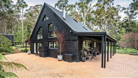 Before and after: Wheatsheaf mud brick’s amazing transformation - realestate.com.au Mud Brick House, Mud Brick, Claw Foot Bath, Rustic Exterior, Country Retreat, Home Decor Quotes, Australian Homes, House Extensions, Brick House