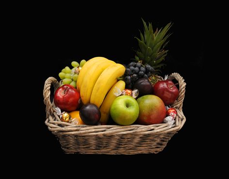 Small Fruit Basket Ideas Gift, Fruit Basket Ideas Gift How To Make, Small Fruit Basket Ideas Gift Diy, Diy Fruit Basket Gift Ideas, New Year Fruit Basket, Diy Fruit Basket, Diy Fruit Basket Gift, Fruit Basket Ideas, Making Fruit Baskets Gift Ideas