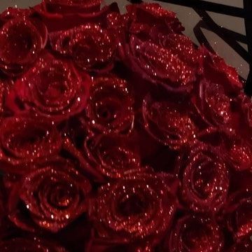 Red Glitter Roses, Bunch Of Red Roses, Roses Bouquet Gift, Ribbon Flowers Bouquet, Arte Aesthetic, Luxury Flower Bouquets, Rose Centerpieces, Flower Gift Ideas, Red Rose Bouquet