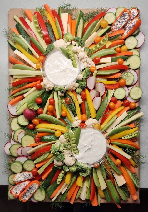 Veggie tray Tea Party Veggie Tray, Fancy Vegetable Tray, Veg Tray Ideas, Beautiful Veggie Tray, Veggie Appetizer, Italian Engagement, Veggie Appetizers, Senior Party, Veggie Platter