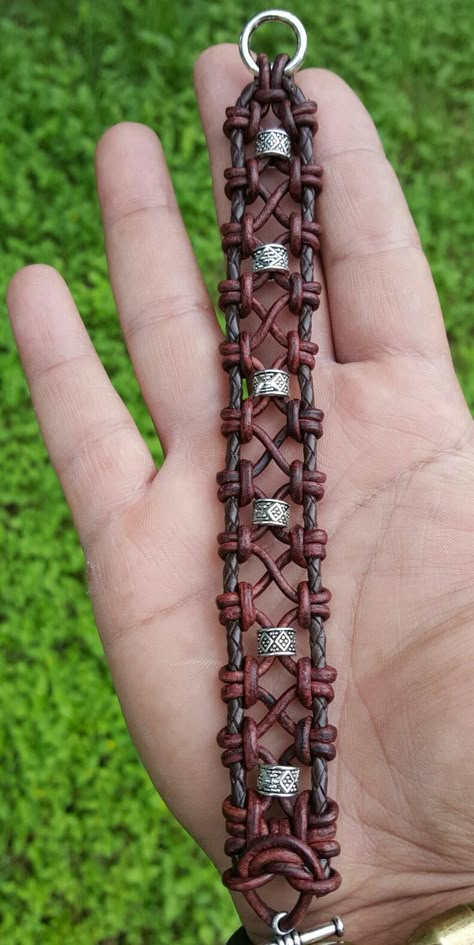 4122cb13c7a474c1976c9706ae36521d Simpul Makrame, Jewerly Bracelets, Diy Leather Bracelet, Macrame Jewelry, Macrame Bracelets, Bracelet Crafts, Bracelet Tutorial, Diy Schmuck, Jewelry Organizer