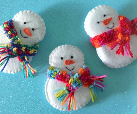 Diy Felt Christmas Ornaments, Felt Ornaments Patterns, Felt Crafts Christmas, Felt Crafts Diy, Felt Christmas Decorations, Christmas Ornament Pattern, Snowman Decorations, Felt Decorations, Felt Christmas Ornaments