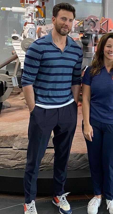 Chris Evans Golfing, Chris Evans Style Casual, Chris Evans Casual, Chris Evans Outfits, Chris Martin Coldplay, Captain Rogers, Stylish Men Wear, Christopher Evans, Christopher Robert Evans