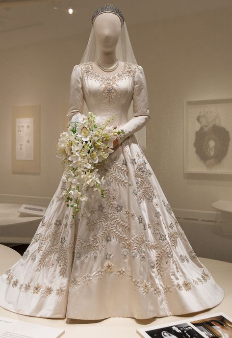 Princess Elizabeth Wedding, Queen Elizabeth Ii Wedding Dress, British Princess Dress, Wedding Royal Dress, Traditional English Wedding Dress, Queen Elizabeth Wedding Dress, Queen Elizabeth Dresses, Reign Wedding Dress, Old Fashion Wedding Dresses