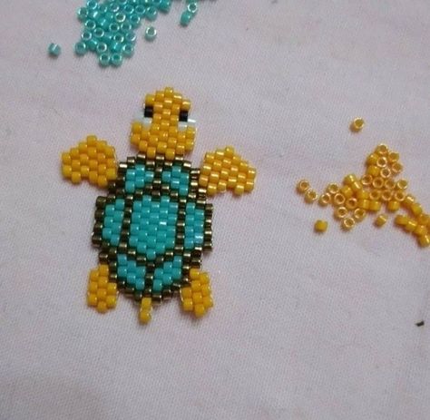 Beads Jewelry Making Tutorials, Beaded Turtle, Pony Bead Projects, Seed Bead Art, Beautiful Beaded Earring, Bead Loom Designs, Pony Bead Patterns, Beaded Earrings Diy, Beaded Jewlery