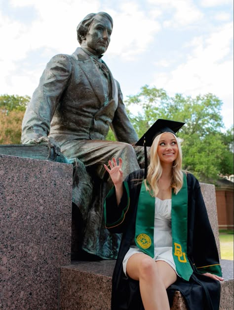 Baylor University Graduation Pictures, Baylor Graduation Pictures, Baylor Football, Graduation Photography Poses, University Graduation, Grad Photoshoot, College Senior, Baylor University, Graduation Photography