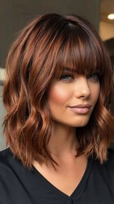 If your hair is already damaged or brittle, you may need to wait a few weeks or months before coloring it. Bleach your hair (optional). If you have dark hair, you may need to bleach it first in order to achieve a bright copper color. Caramel And Red Highlights On Brown Hair, Copper Balayage Bob, Caramel Copper Balayage, Claudia Winkleman Hair, Copper Lob, Short Auburn Hair, Dark Copper Hair, Copper Bob, Dark Copper Hair Color