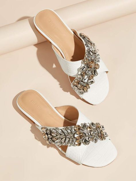 Shoes Editorial, Gemstone Decor, Sandals Shein, Fancy Sandals, Diy Sandals, Women Flat Sandals, Fashion Shoes Heels, Chain Decor, Shoes Photography