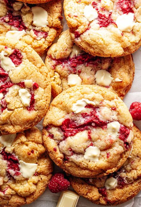 Frambozen koekjes met witte chocolade. Met een licht krokant randje en heerlijk smeuïg van binnen. Deze onwijs lekkere koekjes wil je maken! Pastry Desserts, Candy Desserts, Baking Sweets, Eat Dessert First, Birthday Food, Healthy Cookies, Eat Dessert, Food App, Healthy Baking