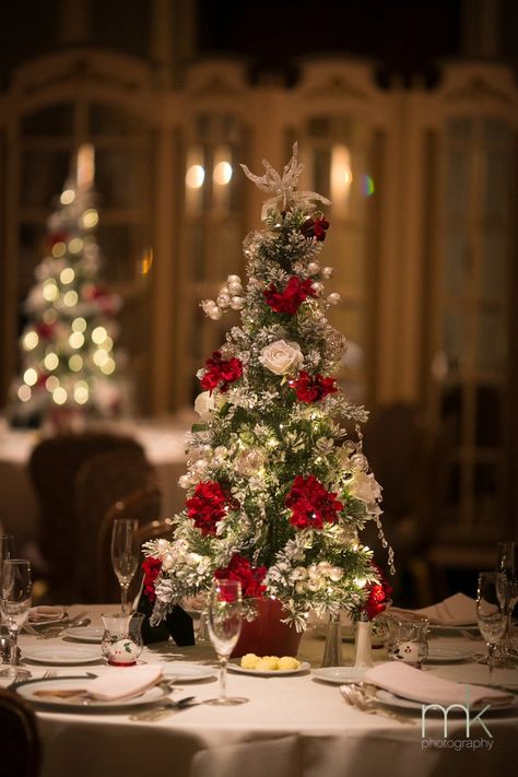 Xmas Wedding Ideas, Cheap Wedding Table Centerpieces, Tree Wedding Centerpieces, Christmas Wedding Centerpieces, Winter Christmas Wedding, Christmas Themed Wedding, Christmas Wedding Themes, Christmas Wedding Inspiration, Winter Wedding Table