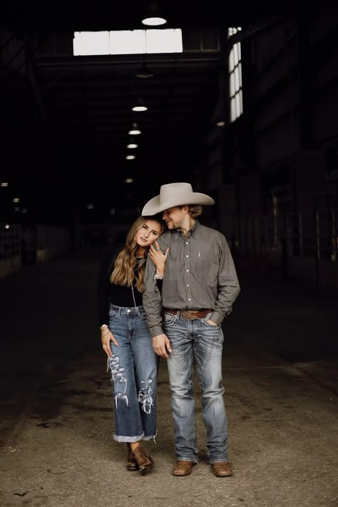 Western Photoshoot Outfits, Western Engagement Pictures, Western Couple Photoshoot, Western Engagement Photos, Western Photo Shoots, Western Couple, Country Couple Pictures, Country Engagement Pictures, Cute Country Couples