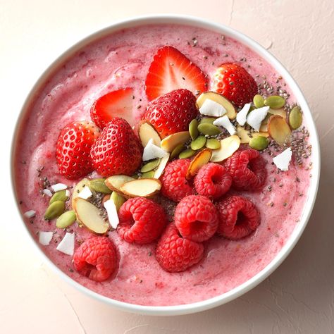 Berry Smoothie Bowl Recipe -We turned one of our <a href="https://www.tasteofhome.com/Recipes/berry-smoothie" target="_blank">favorite smoothies</a> into a smoothie bowl and topped with even more fresh fruit and a few toasted almonds for a little crunch. —<i>Taste of Home</I> Test Kitchen, Milwaukee, Wisconsin Low Cholesterol Breakfast, Berry Smoothie Bowl, Breakfast Bowls Recipe, Berry Breakfast, Smoothie Bowl Recipe, Blender Recipes, Best Breakfast Recipes, Berry Smoothie, 200 Calories