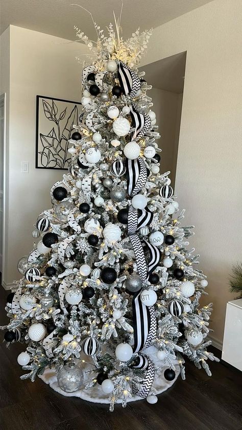 Black White Christmas Tree, Black Christmas Tree Decorations, White Xmas Tree, Blue Christmas Tree Decorations, Glam Christmas Tree, Black Christmas Decorations, Elegant Christmas Tree Decorations, Christmas Hand Painted, White Christmas Tree Decorations