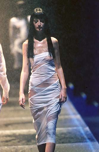 Alexander Mcqueen 1998, Mcqueen 1998, Ready To Wear Runway, Alexander Mcqueen Ready To Wear, Alexander Mcqueen Runway, Madama Butterfly, Spring Runway, Sci Fi Fashion, 60 Fashion