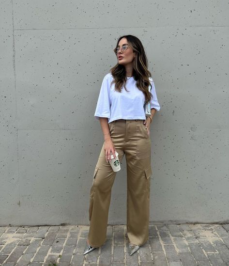 Wide Leg Khaki Cargo Pants Outfit, Office Cargo Pants Outfit, Cargo Pants Work Outfit Women, Wide Leg Khaki Pants Outfit, Cargo Pants Women Outfit, Pant Outfits For Women, Stylish Business Outfits, Wide Leg Outfit, Khaki Pants Outfit