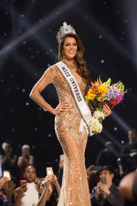 The Most Iconic Miss Universe Looks of All Time - PHOTOS Miss Universe Mexico, Catriona Gray Miss Universe, Olivia Culpo Miss Universe, Miss Universe Usa, Miss Universe 1994, Miss Universe 2004, Miss Universe 2006, Miss Universe 2000, Zuleyka Rivera