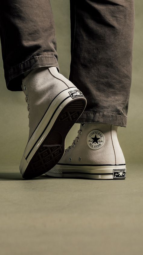 Converse Shoes Men Outfit, Converse Shoes Photography, Aesthetic Mens Shoes, Shoe Photography Aesthetic, Converse Shoes Wallpaper, Converse Style Mens, Converse Reference, Converse Aesthetic Wallpaper, Converse High Tops Outfit