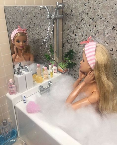 Barbie Doll Diorama, Barbie Bathroom Ideas, Barbie Bathroom, Realistic Barbie, Barbie Happy Family, Accessoires Barbie, Barbie Funny, Barbies Pics, Barbie Doll Set