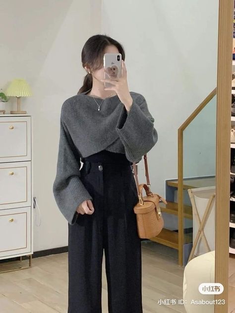 Korean Outfits With Pants, Black And Gray Outfits Aesthetic, Alfits Ideas Womens Fashion, Ootd Dark Grey, Korean Chic Fashion, Pretty Style Outfit, Korean Girl Outfits Street Style, Monsoon Outfits For Women, Fully Covered Outfits