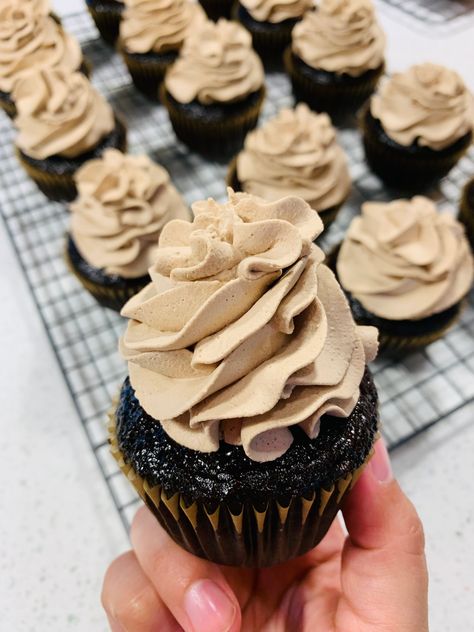 Mocha Whipped Cream, Cream Cheese Filled Cupcakes, Mocha Icing, Whipped Cream Frosting Recipe, Stabilized Whipped Cream Frosting, Cream Filling Recipe, Whipped Cream Icing, Cupcake Toppings, Mocha Frosting