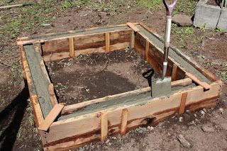 The Messy Gardener: Making a 4 X 4 Concrete Raised Bed - First Try Raised Landscaping, Raised Landscaping Beds, Perennial Veggies, Landscaping Beds, Veggie Beds, Making Raised Garden Beds, Mid Century Landscaping, Pouring Concrete, Building Raised Garden Beds