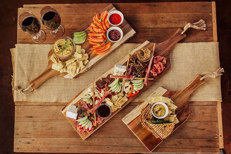 TOSCANA - a Picnic Time Brand - Artisan 24" Acacia Charcuterie Board with Raw Wood Edge, Cheese Board, Serving Platter, (Acacia Wood) 30 Charcuterie Board, Wood Serving Platter, Cheeseboard Gift, Bark Edge, Cheese Board Set, Cheese Tasting, Cocktail Set, Serving Trays With Handles, Serving Table