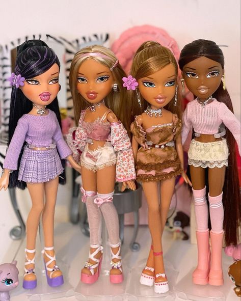 Brats Dolls Outfit Ideas, Bratz Doll Outfits Black Women, Bratz Group Costume, Yasmine Bratz Outfit, Bratz Fashion Inspiration, Bratz Dolls Outfits, Bratz Outfits Style, Brats Outfits, Bratz Dolls Aesthetic Outfits